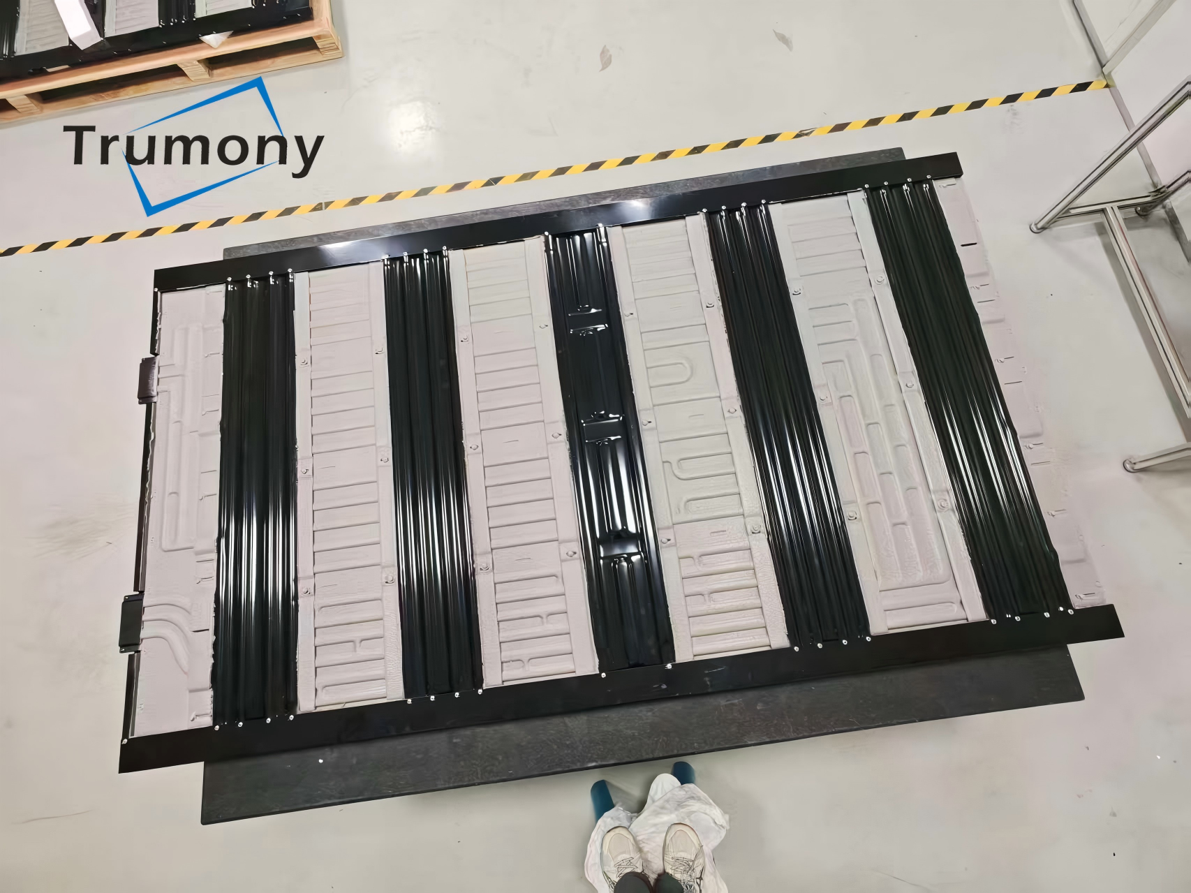Custom 587-Cell Stamped Brazed Liquid Cooling Plate With Steel Frame for ESS Heat Dissipation