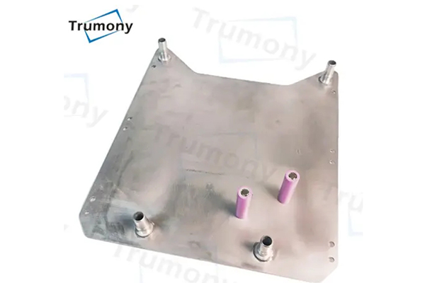 What is the relationship between the heat dissipation efficiency and power of the water cooling plate?